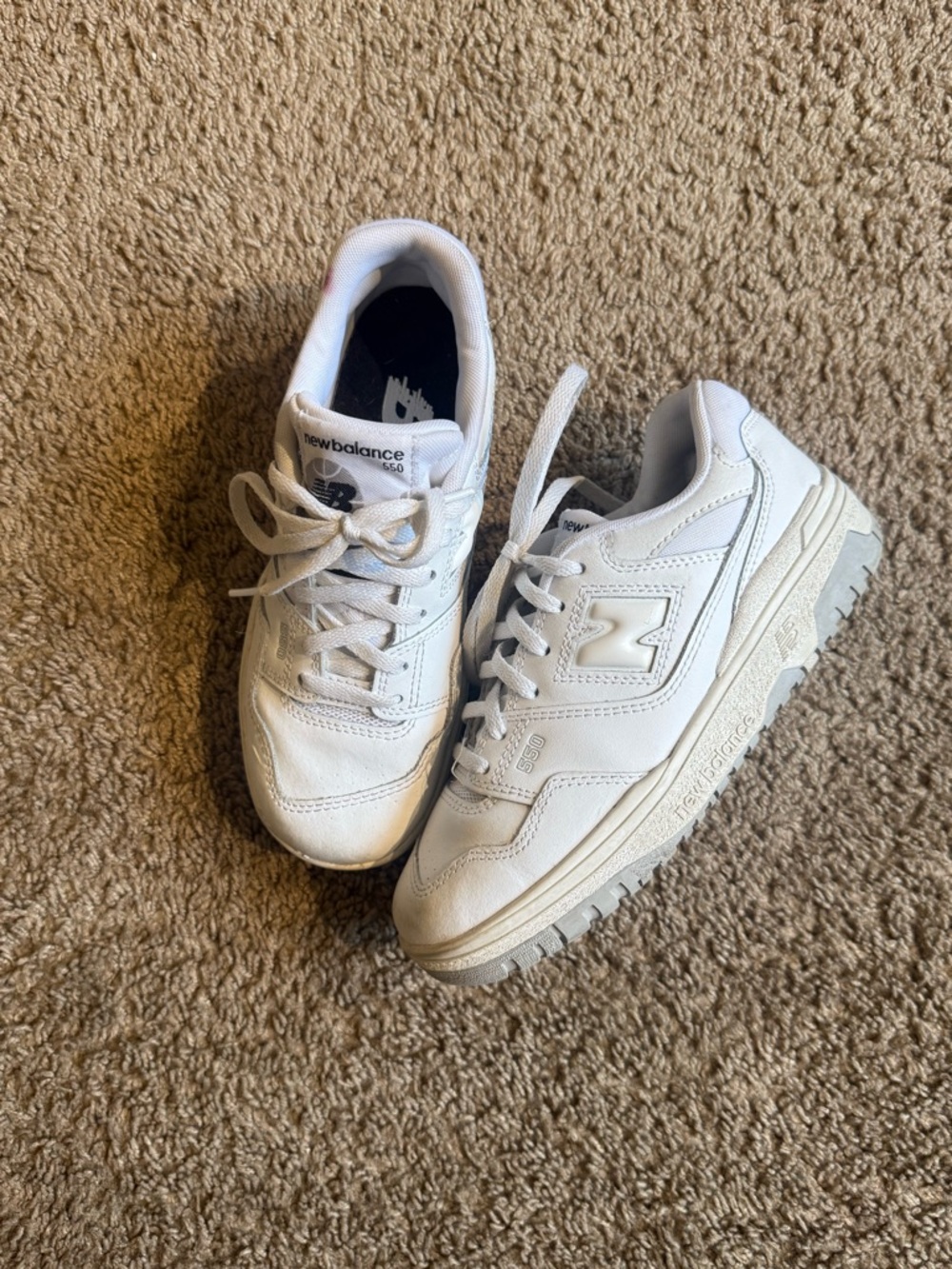New Balance White Leather Retro Sneakers 
For girls o boys 
Size 2 
20 cms